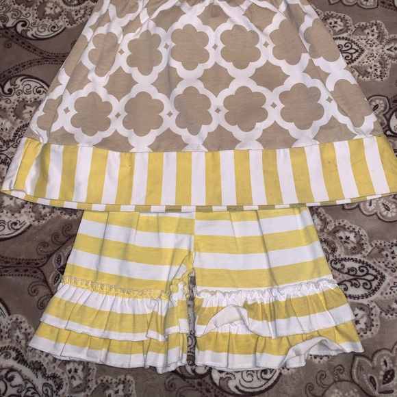 Sleeveless Summer Outfit - Picture 2 of 3